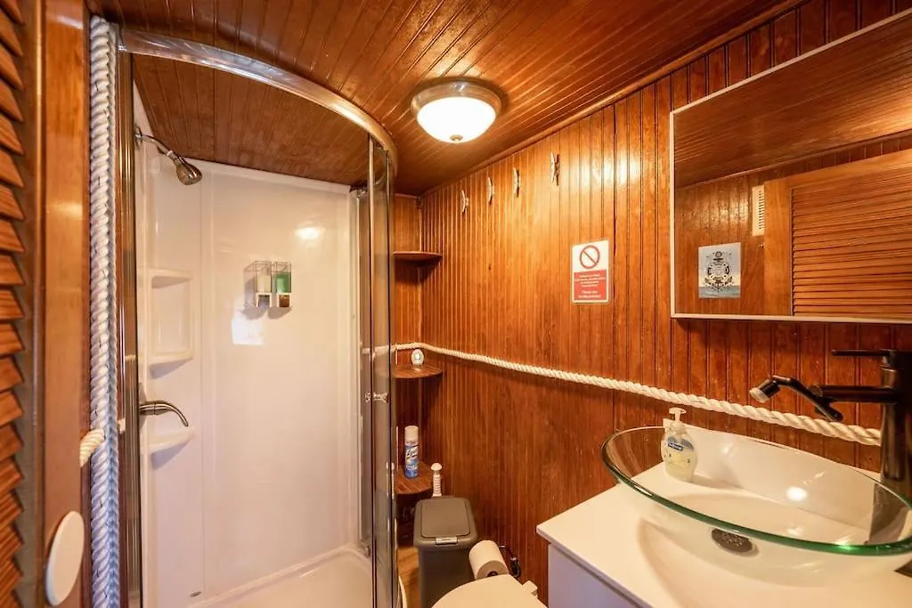 Beautiful Houseboat In Key West 호텔