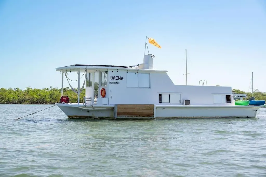 Beautiful Houseboat In Key West 호텔